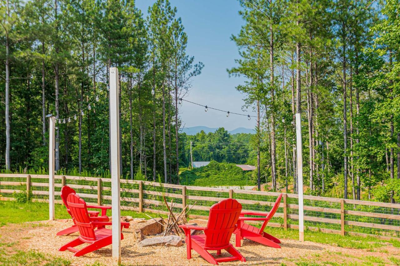 Holiday home Rustic Roost-5 Acres, Fenced, Fire Pit, Rv Option & Mtn View Dahlonega